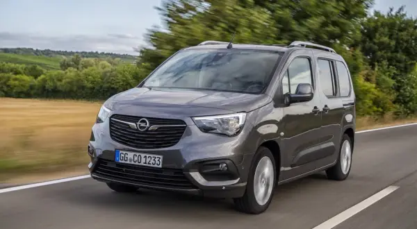 Szary Opel Combo-e Life na drodze. Czy to jest ten Opel, który jest najlepszy?