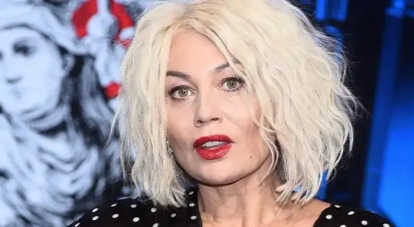 Monika Jarosińska z mężem po operacjach plastycznych. Jej blond włosy i czerwone usta przyciągają uwagę.