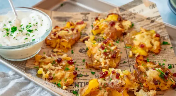 Knusprige Kartoffel-Snacks mit Käse und Speck, perfekt zum gesunde snacks selber machen. Dazu ein Dip mit Kräutern.