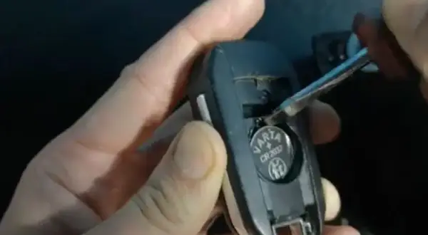 Kluczyk Peugeot 208 nie działa? Wymiana baterii CR2032 krok po kroku