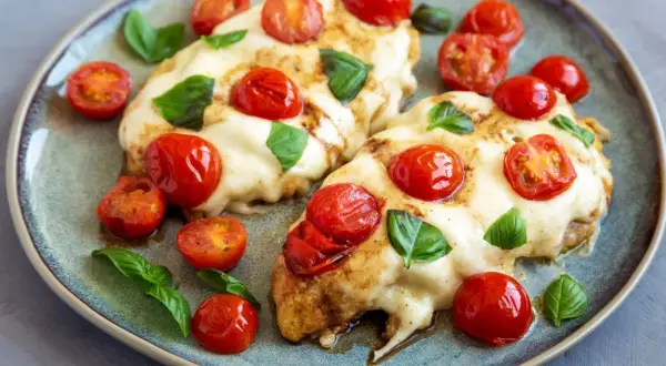 Mozzarella na obiad: Pyszne przepisy na ciepło (nie tylko Caprese)