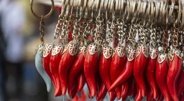 Portachiavi a forma di cornetti rossi, simbolo di "buona fortuna in napoletano", appesi a una catena.