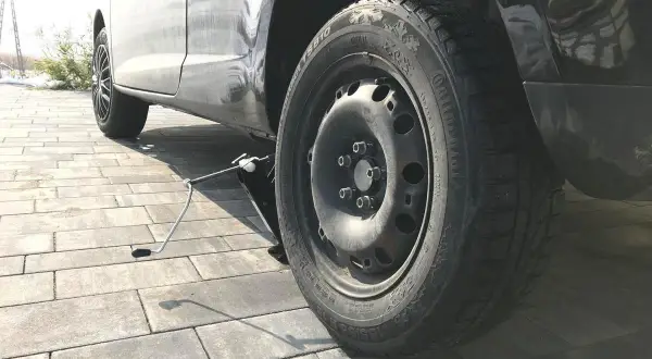 Kiedy zmieniać opony na letnie? Zasada 7°C i Twoje bezpieczeństwo