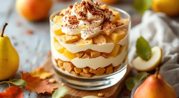 Un délicieux tiramisu poire en verrine, avec des couches de crème, de biscuits et de fruits, saupoudré de cacao.