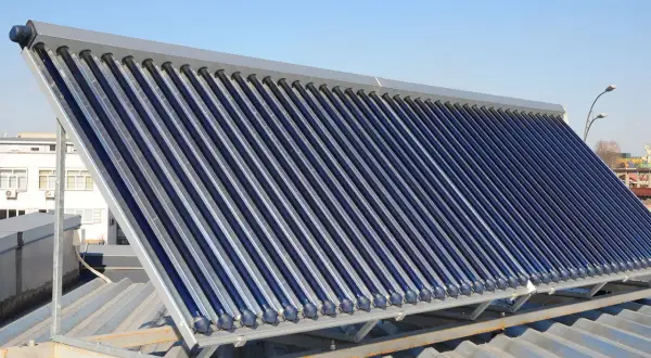 Eine Reihe von Vakuumröhrenkollektoren für Solarthermie, bereit für die Reinigung, um die Effizienz zu maximieren.