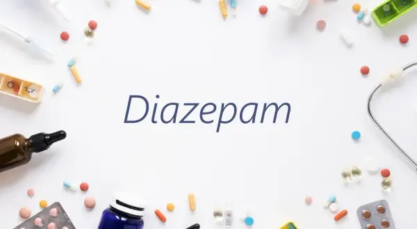 Różne leki, w tym kapsułki i tabletki, otaczają napis "Diazepam". Zastanawiasz się, jak długo działa relanium?