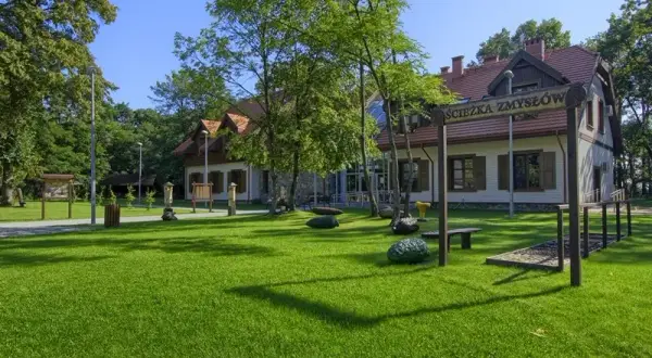 Kiedy najlepiej jechać do Powsina, aby uniknąć tłumów i cieszyć się przyrodą