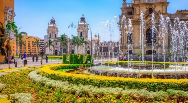 Fuente y flores vibrantes en la Plaza de Armas, un lugar ideal que ver y qué hacer en Lima.