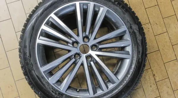 Felga aluminiowa z oponą zimową, pasująca do Golfa 4. Rozstaw śrub jest standardowy dla tego modelu.