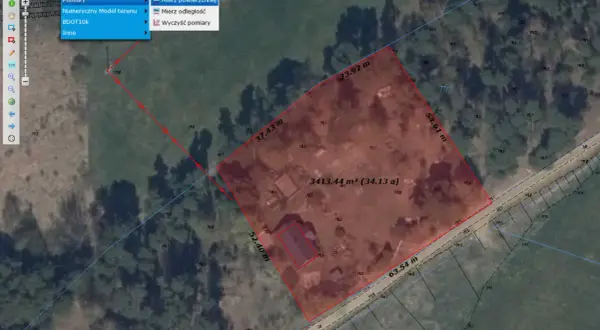 Na mapie z geoportal.gov.pl widać narzędzie do pomiarów, które pomaga jak sprawdzić wymiary działki. Zaznaczony obszar ma powierzchnię 3413.44 m².