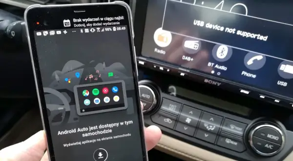 Telefon z Android Auto pokazuje, że aplikacja jest dostępna w samochodzie, podczas gdy radio wyświetla komunikat "USB device not supported".