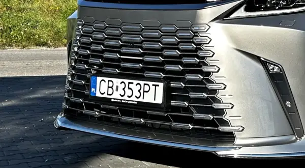 Szara krata Lexusa z tablicą rejestracyjną CB 353PT. Ciekawe, ct co to za rejestracja, czy to auto z zagranicy?
