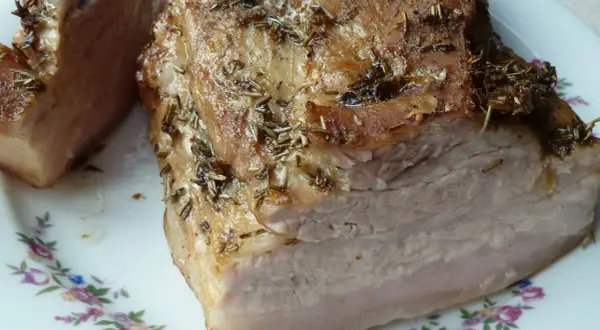 Pieczony boczek z ziołami, idealny na niedzielny obiad. Ta marynata do boczku surowego do pieczenia sprawia, że mięso jest soczyste i aromatyczne.