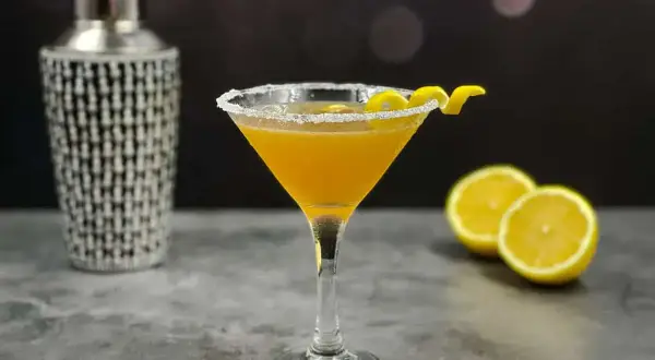Elegancki drink BMW, przygotowany z cytryną i lodem, czeka na spróbowanie.