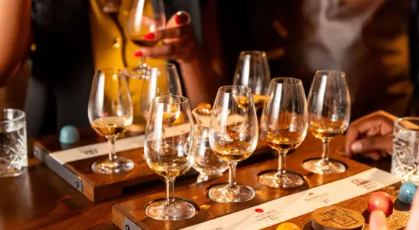 Degustacja whisky z czekoladkami. Czy whisky ma cukier? Zależy od dodatków, ale sama whisky zazwyczaj nie.
