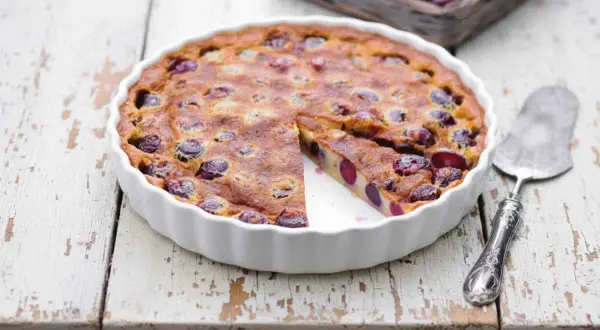 Clafoutis aux cerises, une recette facile et gourmande. Un dessert doré aux fruits rouges, prêt à être dégusté.