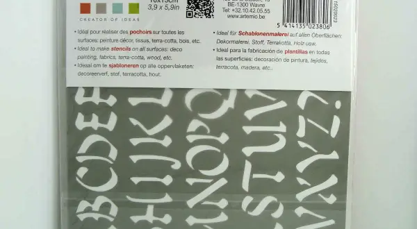 Un pochoir Artemio avec des lettres majuscules pour vos projets créatifs. Une idée pochoir parfaite pour décorer tissus, bois et plus encore.