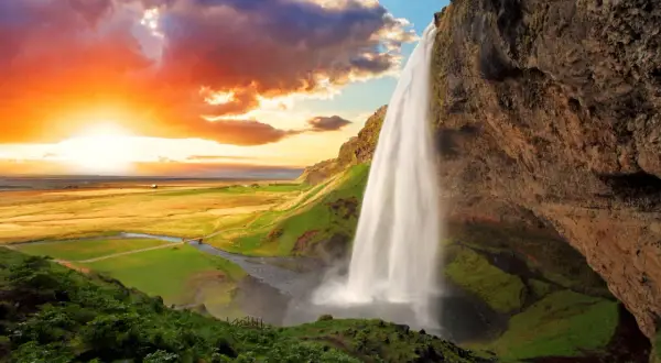 Wodospad Seljalandsfoss na Islandii o zachodzie słońca. Marzenie o podróży z jakim biurem na Islandię?