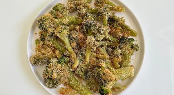 Broccoli al forno croccante, un'idea sfiziosa per le tue ricette con broccoli. Perfetto come contorno o antipasto.