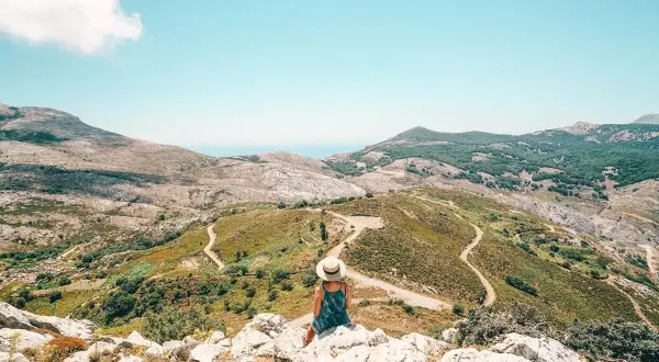 Frauen mit Hut genießen Aussicht auf bergige Landschaft. Ein perfekter Ort für Urlaub in Europa Geheimtipps.