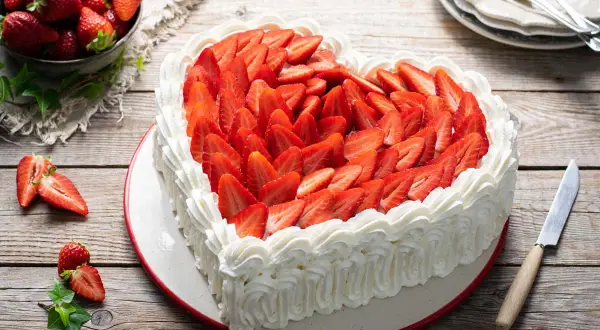 Cuore di panna e fragole, la torta della mamma perfetta per ogni occasione. Fresca e deliziosa, un abbraccio dolce.