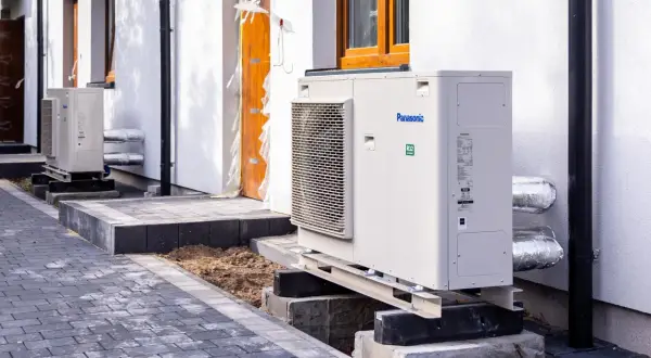 Solidny fundament pod pompę ciepła Panasonic, zapewniający stabilność i prawidłowe działanie urządzenia.