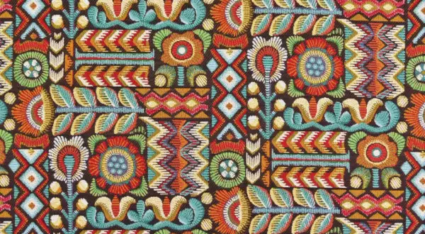 Buntes, detailreiches **Ikat Muster** mit Blumen, Blättern und geometrischen Formen in warmen Farben auf dunklem Grund.