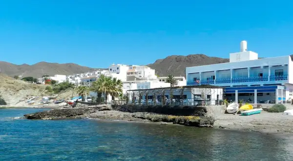 Restaurantes y hoteles en la playa de La Isleta del Moro. Un lugar perfecto donde comer y disfrutar del mar.