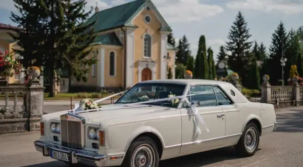Auto do ślubu: Jak wybrać idealne? Poradnik i inspiracje
