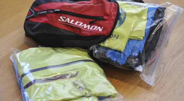 Sac Salomon XT Wings et vêtements de sport emballés pour l'équipement ultra trail.