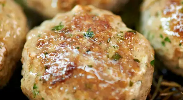 Saftige Buletten, goldbraun gebraten, mit Kräutern verfeinert. Ein einfaches und leckeres Buletten Rezept für jeden Tag.