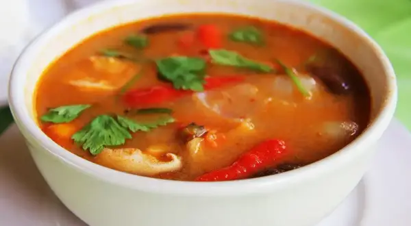 Aromatyczna zupa Tom Yum z krewetkami i chili. Czy ta pasta curry jest najostrzejsza?