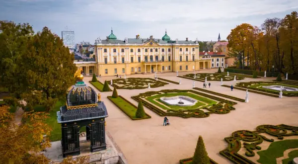 Pałac Branickich w Białymstoku, z barokowymi ogrodami i fontannami. Idealne miejsce, by zobaczyć, co oferuje Białystok.