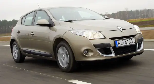 Złoty Renault Megane 3 na drodze. Wiele osób szuka renault megane 3 opinie, ten model jest popularny.