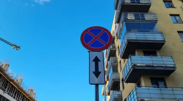 Czy zakaz zatrzymywania dotyczy chodnika? Sprawdź, zanim zaparkujesz