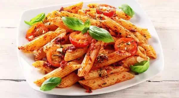 Szybkie dania jednogarnkowe z makaronem penne, które zaskoczą smakiem