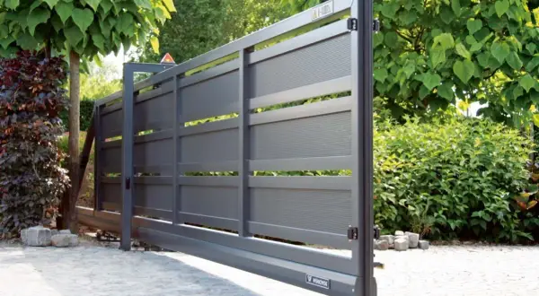 Nowoczesne, przesuwne bramy wjazdowe z aluminium, idealne do każdej posesji. Różne rodzaje bram wjazdowych zapewniają bezpieczeństwo i estetykę.