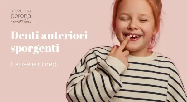 Bambina con denti anteriori sporgenti, che indica il problema. Scopri cause e rimedi fai da te per i denti sporgenti.