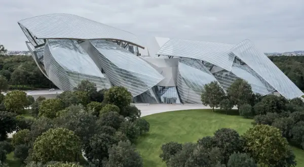 Fondation Louis Vuitton, ett modernt konstcenter i Paris, med sina böljande glasytor som liknar segel. Ett av många spännande museer i Paris.