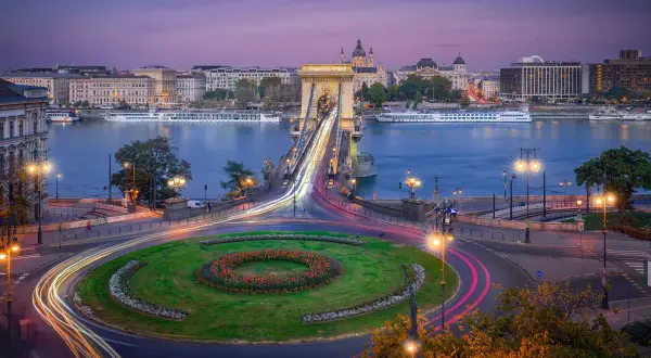 Budapeszt nocą: Most Łańcuchowy i krąg światła samochodów. Węgry atrakcje, które zachwycają.