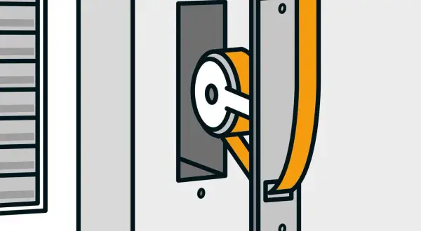So wird der Rolladengurt gewechselt: Ein Werkzeug greift die Rolle, um den Gurt zu befestigen.
