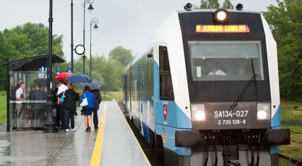 Szynobus Zamość Lublin czeka na pasażerów na deszczowym peronie. Sprawdź rozkład jazdy!