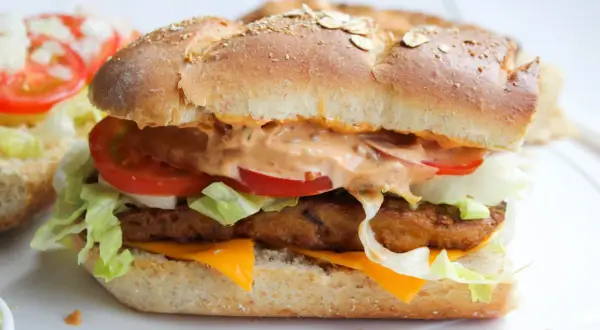 Kanapka z chrupiącym kotletem, serem, warzywami i kremowym sosem kowbojskim Subway.