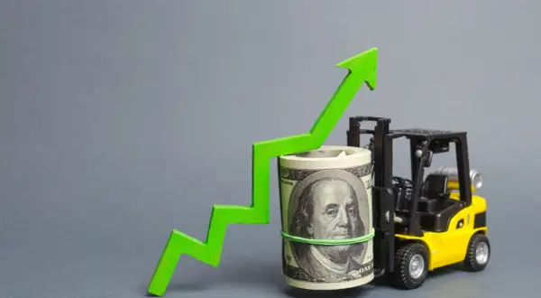 Żółty wózek widłowy podnosi zwinięty banknot 100 USD, obok zielona strzałka w górę.