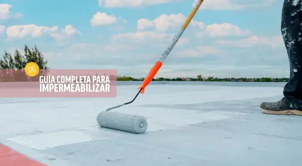 Aplicando un impermeabilizante con rodillo en una azotea. Protege tu hogar de la humedad.