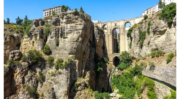Impresionante puente Nuevo de Ronda, una maravilla de la ingeniería que cruza un profundo tajo. La ruta ronda ofrece vistas espectaculares.
