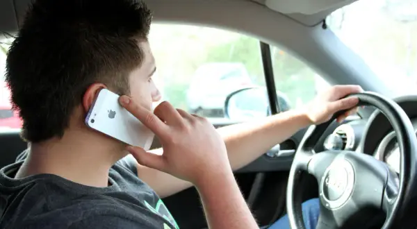 Mann telefoniert am Steuer, riskiert eine handy am steuer strafe.