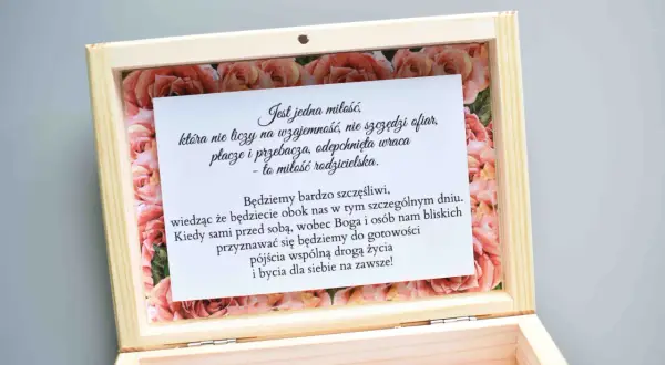 Drewniana szkatułka z różami, w środku zaproszenie na ślub dla rodziców tekst.