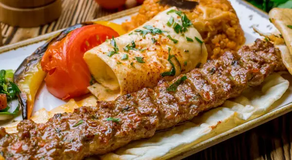 Kebab: Co kryje się w rożnie? Prawda o kaloriach, tłuszczach i soli