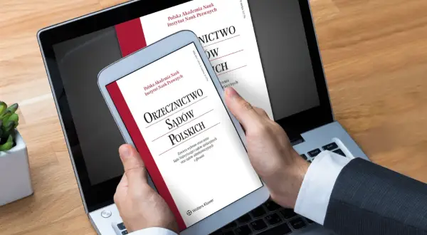 Dłoń trzyma tablet z publikacją "Orzecznictwo Sądów Polskich", która stanowi ważny precedens prawny.
